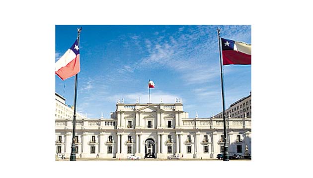 Se desarrolla la mayor parte de la vida cívica del país, ahí está La Moneda (el palacio de gobierno), la Plaza de Armas y los edificios del poder judicial y ejecutivo. Con sus variados museos y paseos peatonales.
