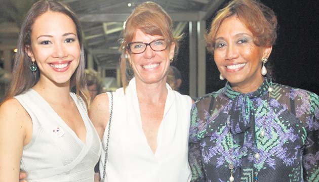 2. Natasha Risseeuw, Linda Esposito y Olga Sinclair.