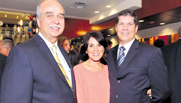 4. Carlos Langoni, Marianela de Obaldía y José de Obaldía.