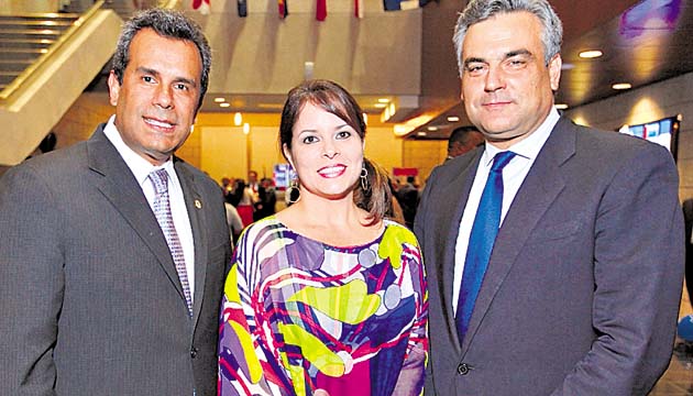 12. Carlos Troetch, Marilyn de Troetch y Jesús Silva.