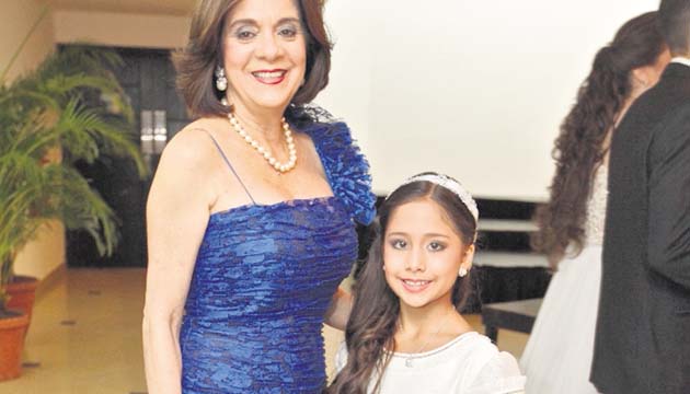 8. Mariela de Chanis y Alejandra Chanis Arosemena.