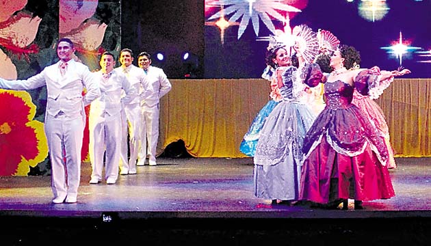Vestuario, pantallas, banderas, cada detalle hizo brillar el espectáculo.