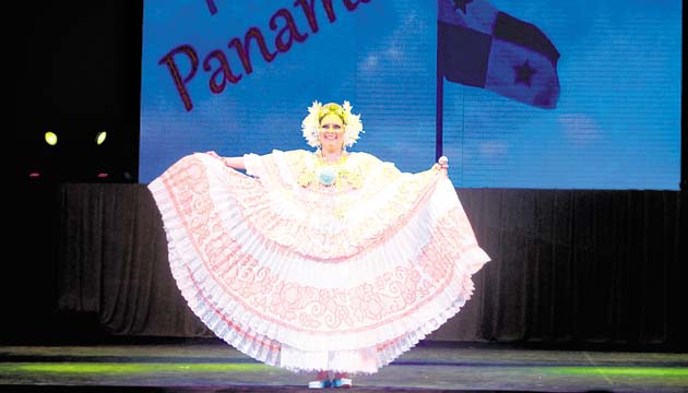 Any Tovar cantó y bailó una tamborera con indescriptible gozo.( Lente Paparazzi.)