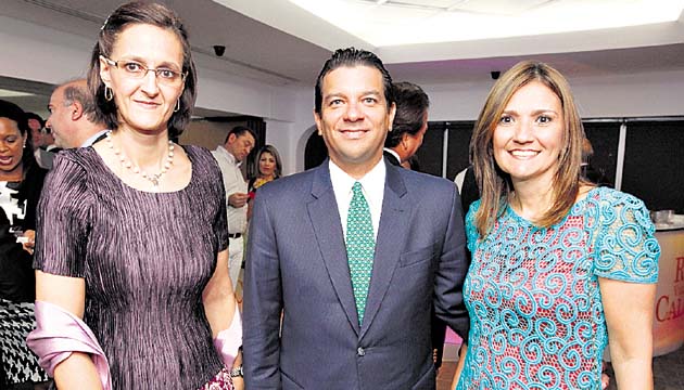 3. Alejandra Bologna, Juan Gabriel González y Anabel de González.