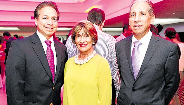 10. David Ramos, Vilma Reina y Ernesto Reina.