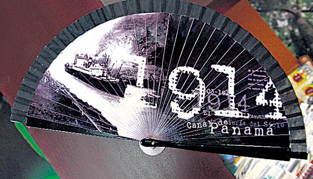 Delicado abanico en conmemoración de los 100 años del Canal.