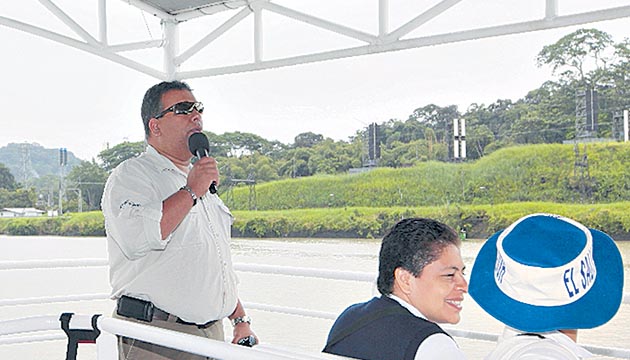 En cuatro horas la nave Pacific Queen pasa por el Canal y tiene capacidad para 275 personas. Esta posee tres confortables niveles. El tercer piso parcialmente abierto. Posee área para almuerzo y bar.