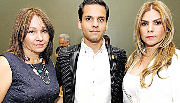 2. Mireya Montemayor, Manuel Grimaldo hijo y Elizabeth Mitre.