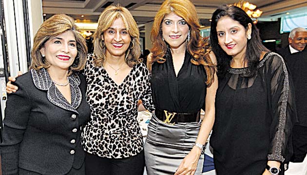 9. Indra Mirpuri, Usha Mayani, Sarita Mirpuri y Sunaina Mayani.