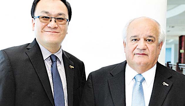 10. Keith Yip y Carlos Castillero.