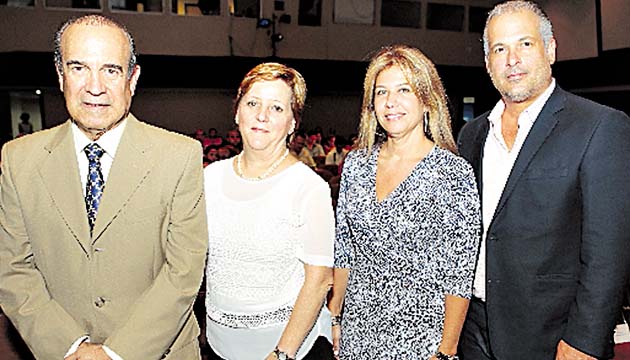 2. Enrique Lewis, Elisa Lewis, Deby Gómez y Alex Gómez.