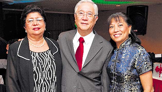 2. Melva de Mon, Ramón Arturo Mon y Corina Yau.
