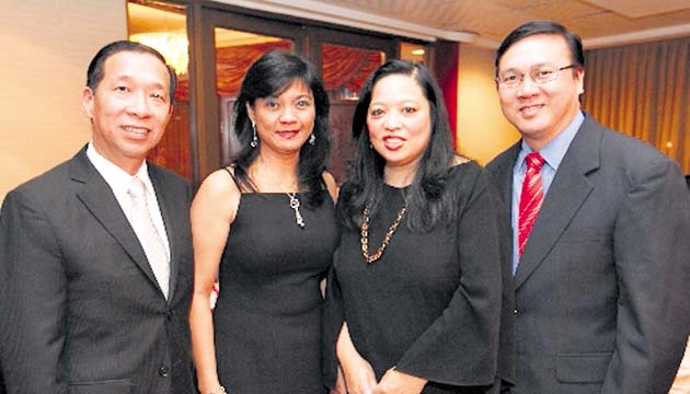 3. Rolando Chew, Jenny Loo de Chew, Rosa Lili Young y Lorenzo Young.