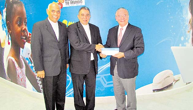 C&W Panamá entrega donación a Iglesia católica