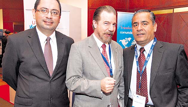 3. Héctor Bravo, Juan Hernández y Ashok Nangia.