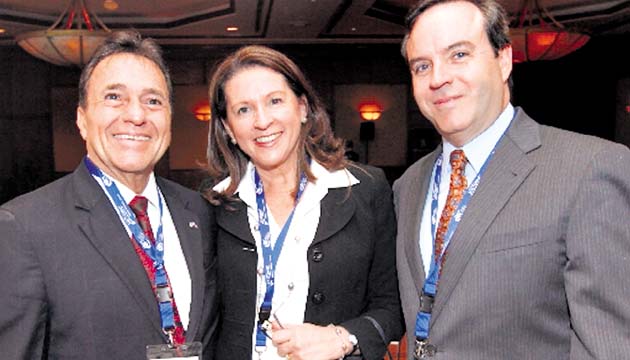 8. Mario Jaramillo, Sonia Correa y Laurence Pratt.