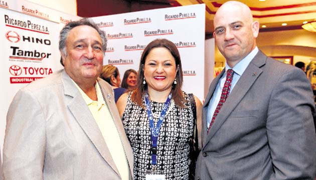 9. Bruce Masters, Carolina Castellanos y Raymond Gatcliffe