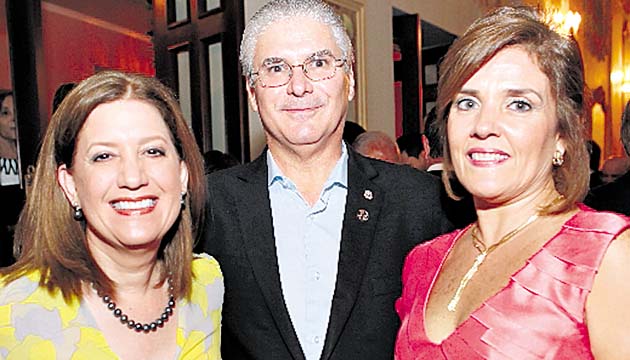2. Irene de Ford, José Ford y Evelyn Barrera.