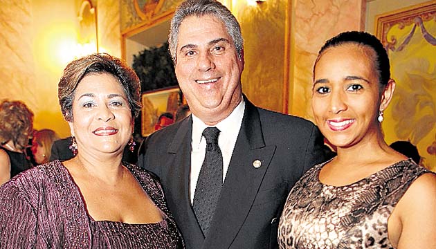 5. Yenith de Duque, Roy Antadillas y Karla Duque.