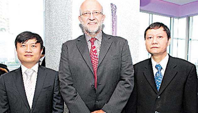 2. Ma. Luu Van Khang, Hans Schwarzweller y Nguyen An Duy.