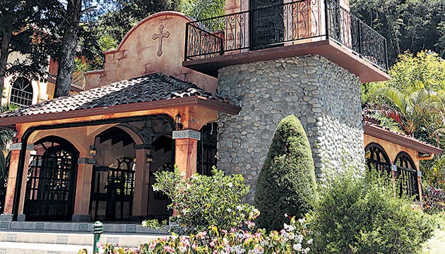Capilla católica en Valle Escondido(Carlos Castro)