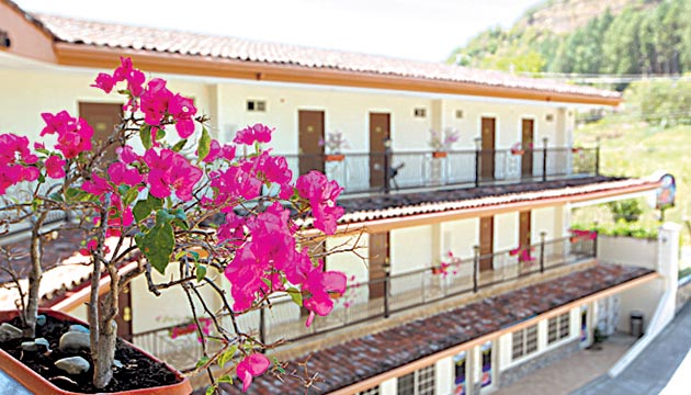 Habitaciones sencillas con restaurante y área para estacionamiento.