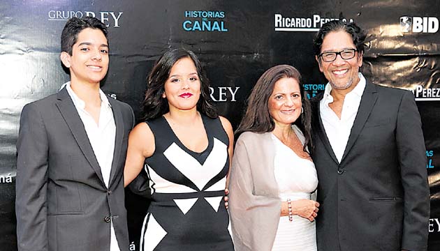 11. Mikel Mon, Alex Mon, Gloria de la Guardia y Pinky Mon.