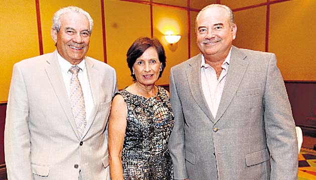 2. Antonio Alfaro, Mayita Alfaro y Gilberto Arosemena.