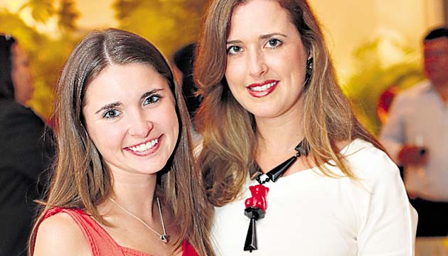 8. Jeanette Vallarino y Gabriela Vallarino.