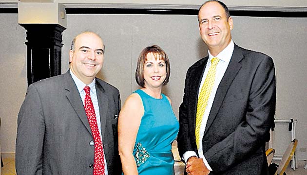 3. Alejandro De Sousa, Elisa de Gómez e Iván Saldaña.
