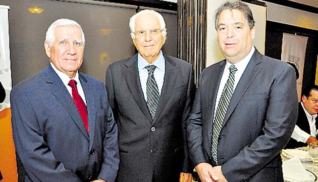 4. Carlos Hoffman, Carlos Valencia y Gaspar García de Paredes.