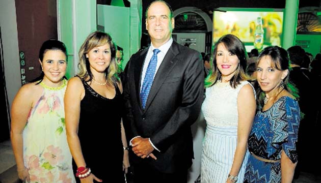2. Stella Luciani, Maribel Ambulo, Iván Saldaña, Ismarie Pimentel y Marilyn de Ycaza.