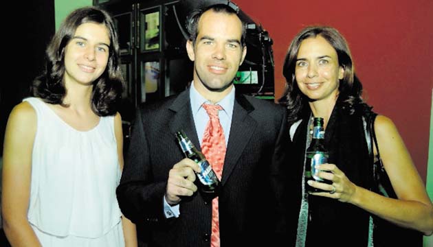 5. Victoria Saldaña, Leonardo Butler y Miriam Saldaña.