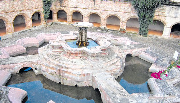 La cruz de piedra del atrio es lo más antiguo de La Merced y data del siglo XVII.