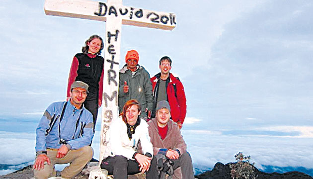 La cruz está colocada en el punto más alto del volcán y sientes que tocas las nubes que pasan muy cerca.