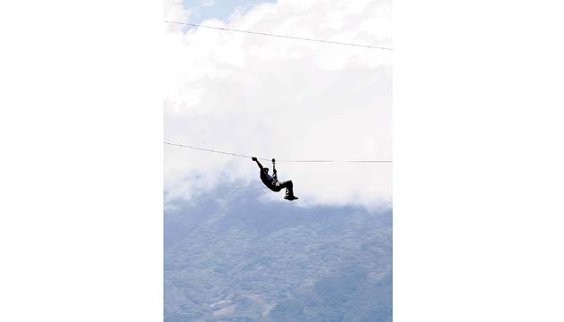 Los turistas se deslizan a alta velocidad por cables de acero.(Carlos Castro)