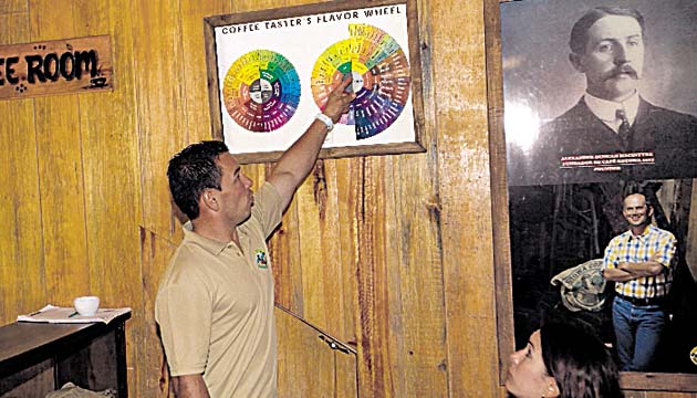 En el “tour” se explica cuál debe ser el sabor de un café de calidad.(Carlos Castro)