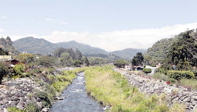 La vía que conduce a Palo Alto recorre parte del río Caldera.(Carlos Castro)