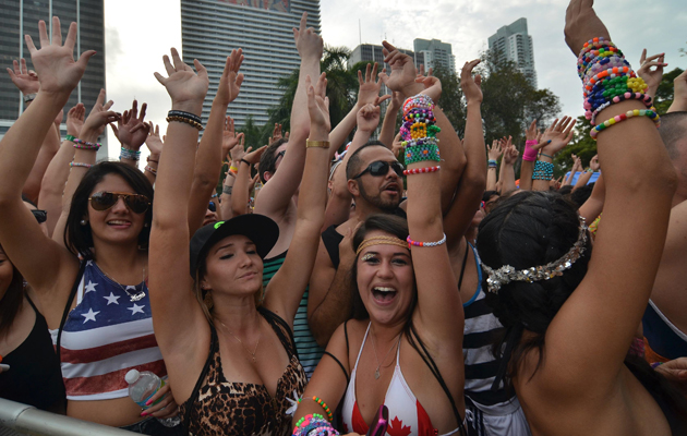 Fans con edificios de Miami de fondo. Foto/EFE