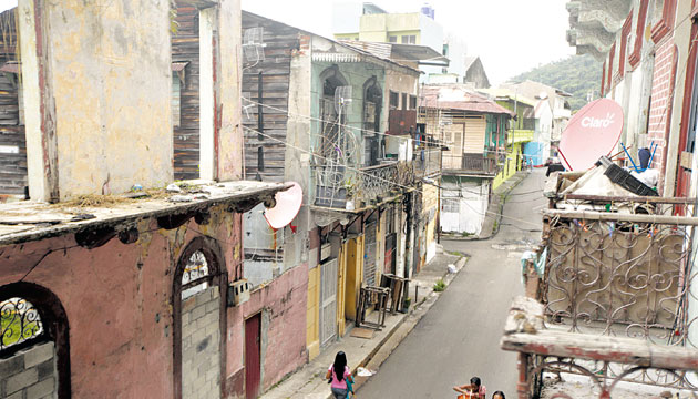 Mucha gente arriesga su vida en balcones a punto de caer.(Carlos Lemos)