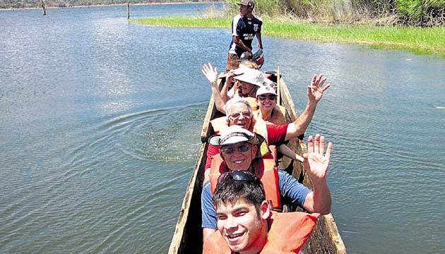 Para llegar a la entrada de la cueva hay que cruzar el lago Bayano en bote.