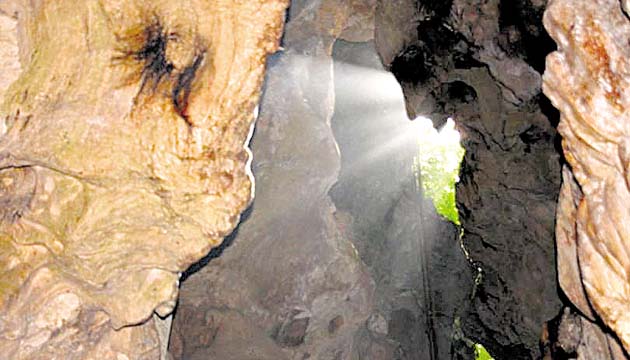 Un rayo de sol se cuela por el techo de la cueva creando un espectáculo impresionante