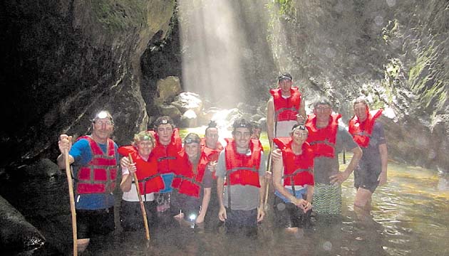 Partes del techo de la cueva están abiertas, lo que permite la entrada de luz.