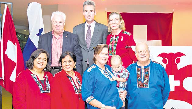 7. Arriba: Nils Petterson, Pedro Zwahlen e Yvonne Löhrer. Abajo: Mariaelena Ayala, Sara Dizioli, Catarina Reichert y Hermann Gnaegi.