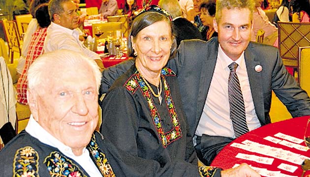 10. Óscar y Edith Löhrer junto a Pedro Zwahlen.