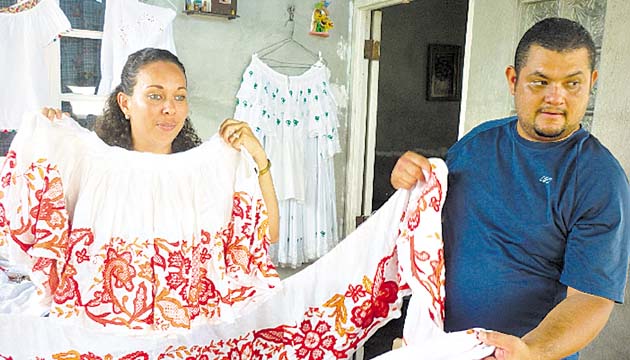 Familia artesana.La mayoría de los habitantes de La Enea se dedican a trabajos de la pollera y existen “tours” de turismo que llegan hasta sus casas.