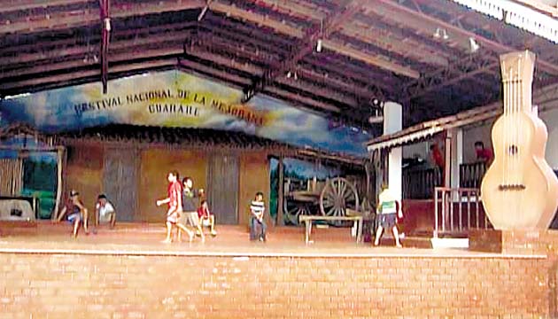 Escenario para el folclor. Durante la celebración del Festival de la Mejorana, este es el punto principal en el pueblo donde se realizan las presentaciones.