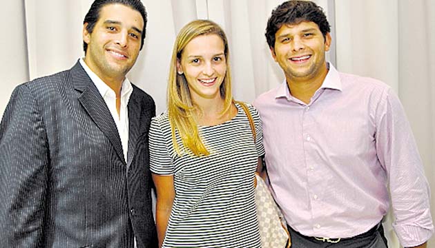 4. Mario Bárcenas, Joanna de Bárcenas y Guillermo Bárcenas.