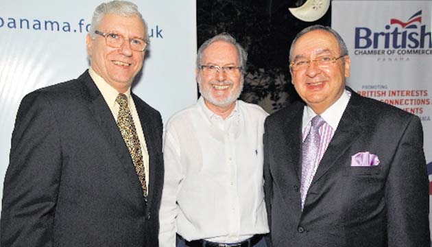 8. Gerry Dowden, Derek Sambrook y Joseph Salterio.