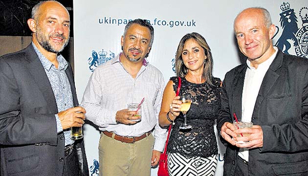 11. Tan Epstein, Marco Ruiz, Marina Ruiz y Roddy Langmuir.
